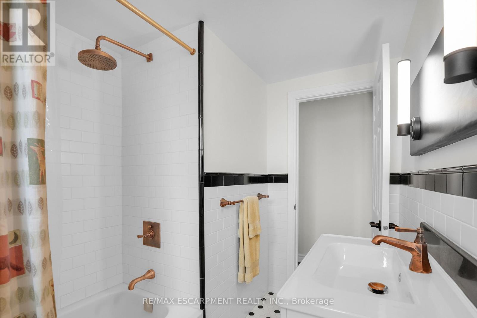 Photo 16 of 37 1347 Lakeshore Road, Burlington ON