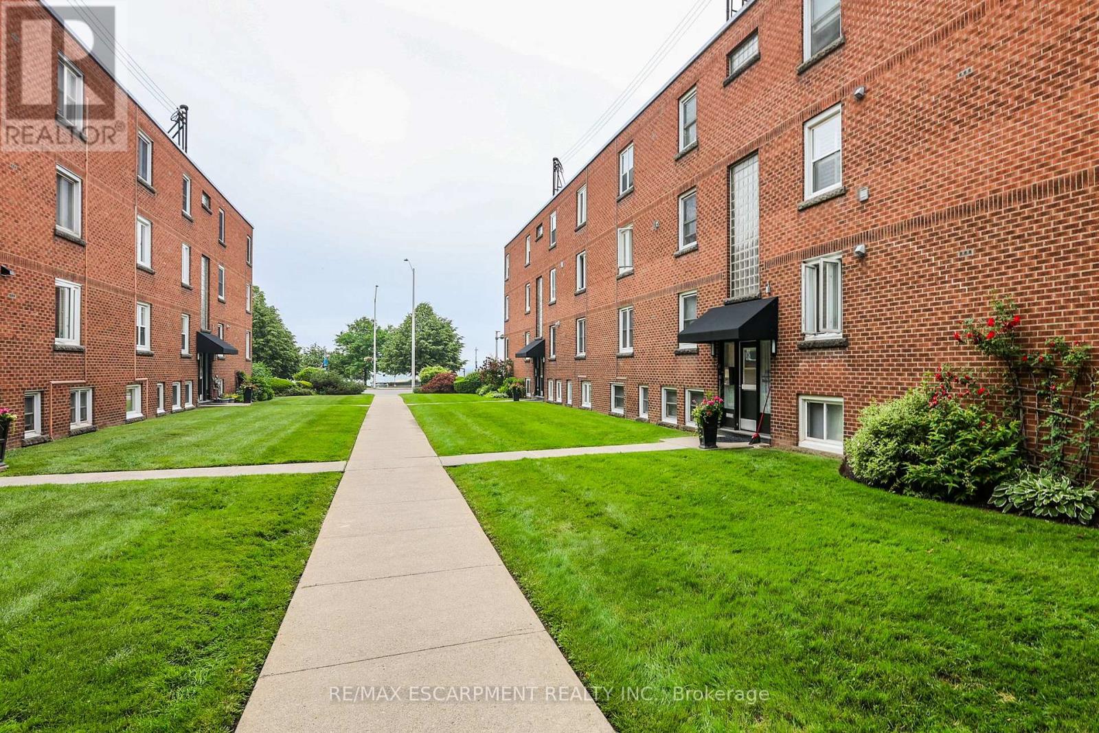 Photo 19 of 37 1347 Lakeshore Road, Burlington ON