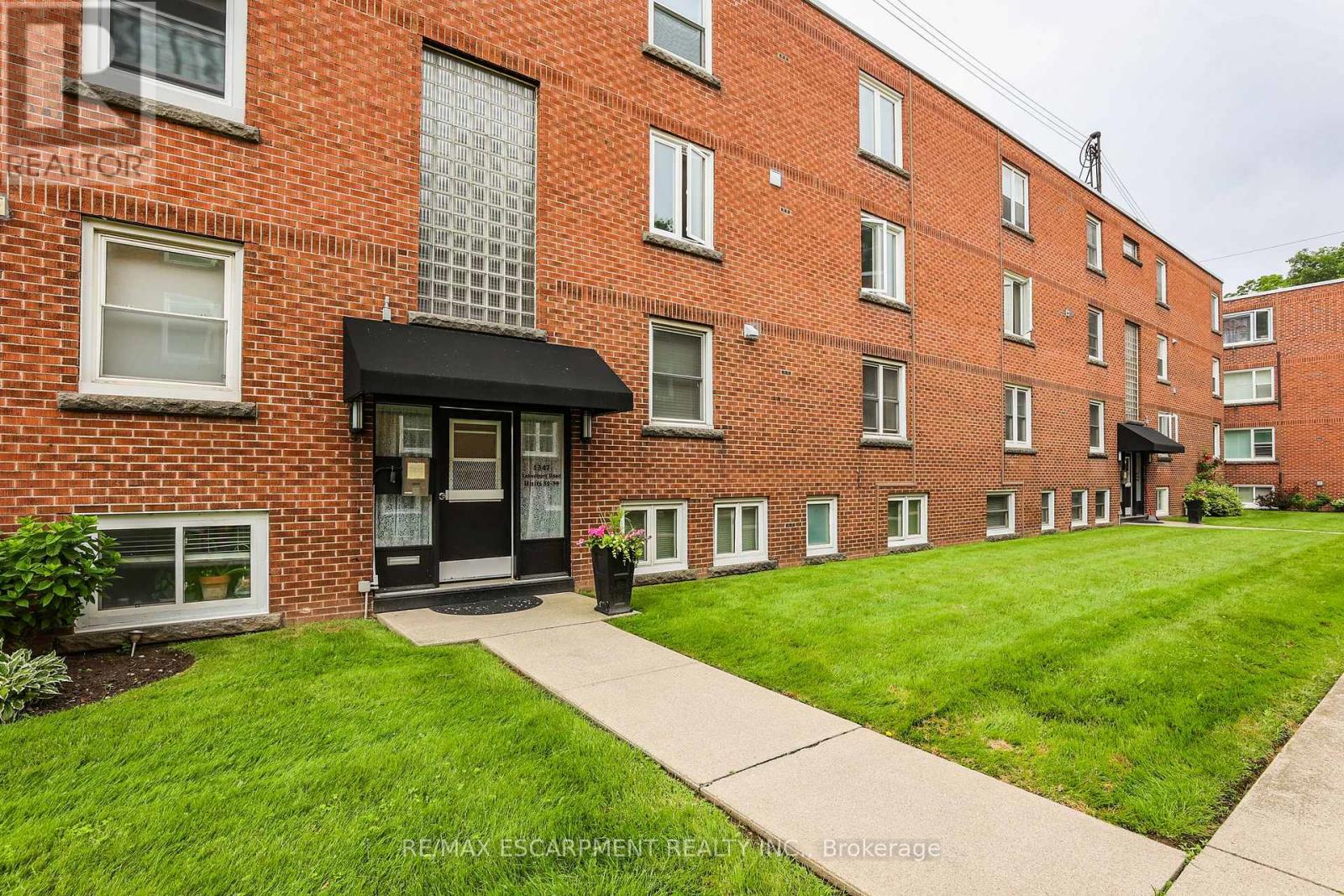 Photo 4 of 37 1347 Lakeshore Road, Burlington ON