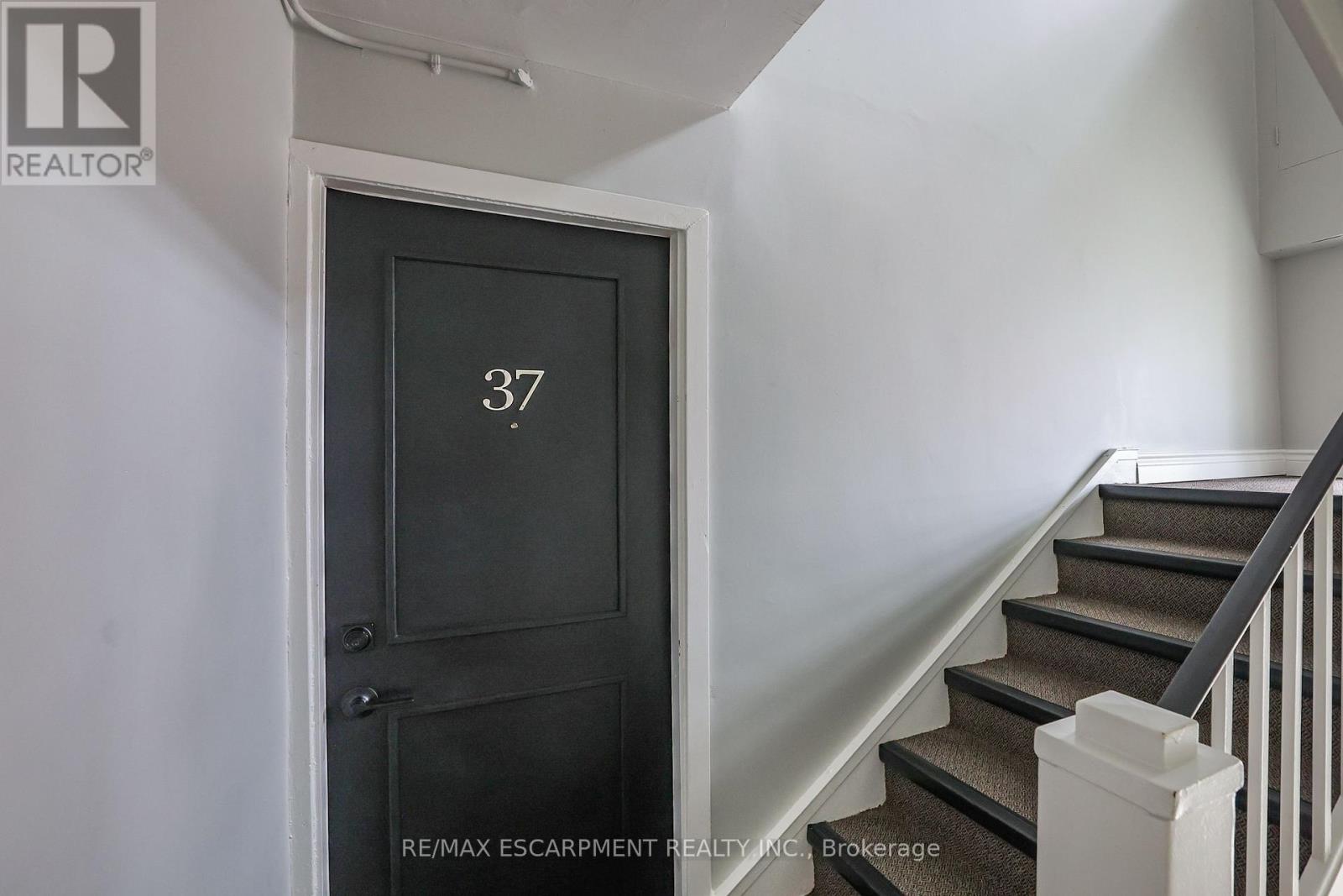 Photo 5 of 37 1347 Lakeshore Road, Burlington ON