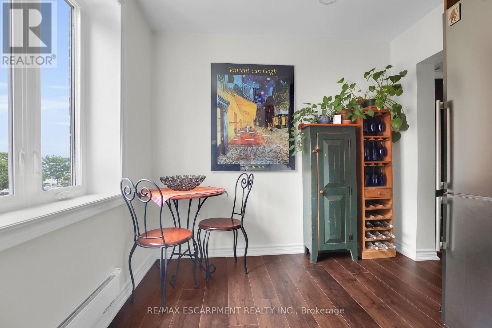 Photo 8 of 37 1347 Lakeshore Road, Burlington ON