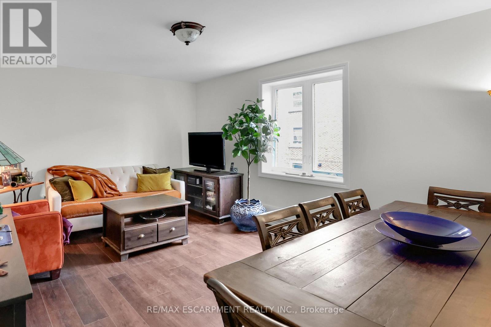 Photo 9 of 37 1347 Lakeshore Road, Burlington ON