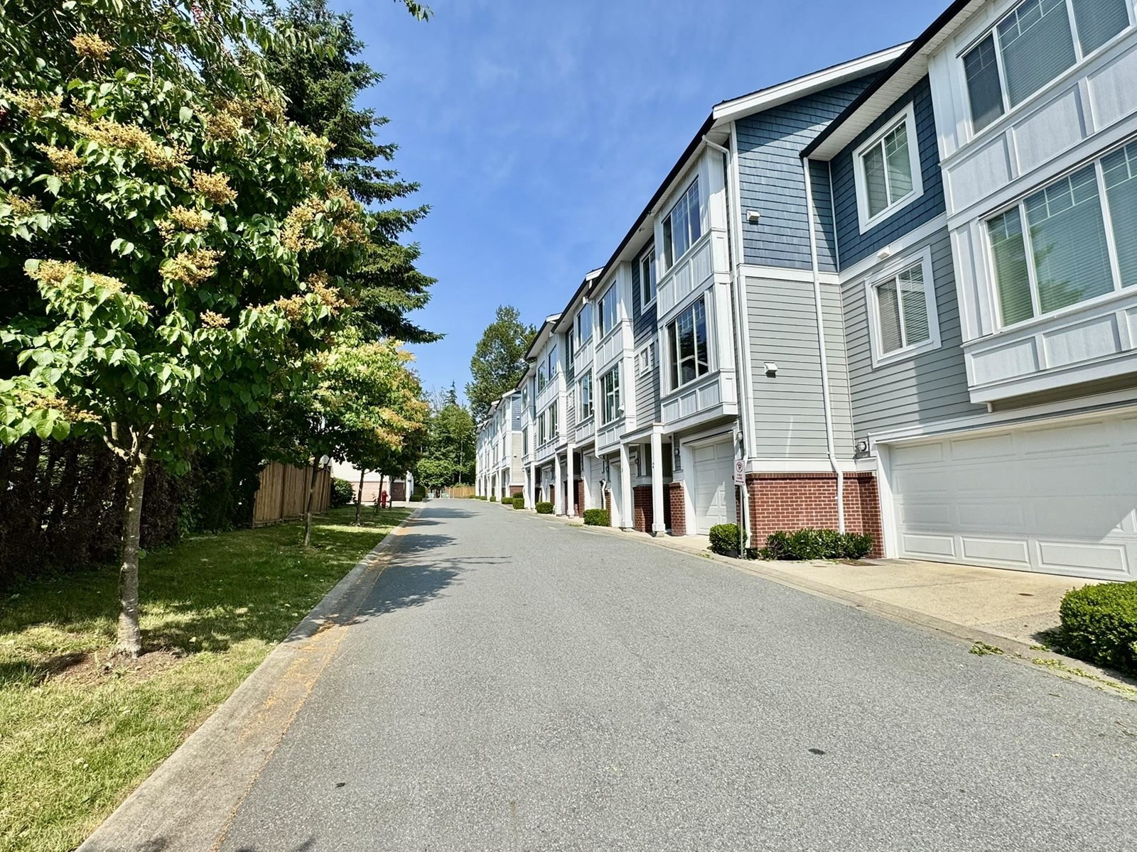 Photo 5 of 17 8747 162 Street, Surrey BC