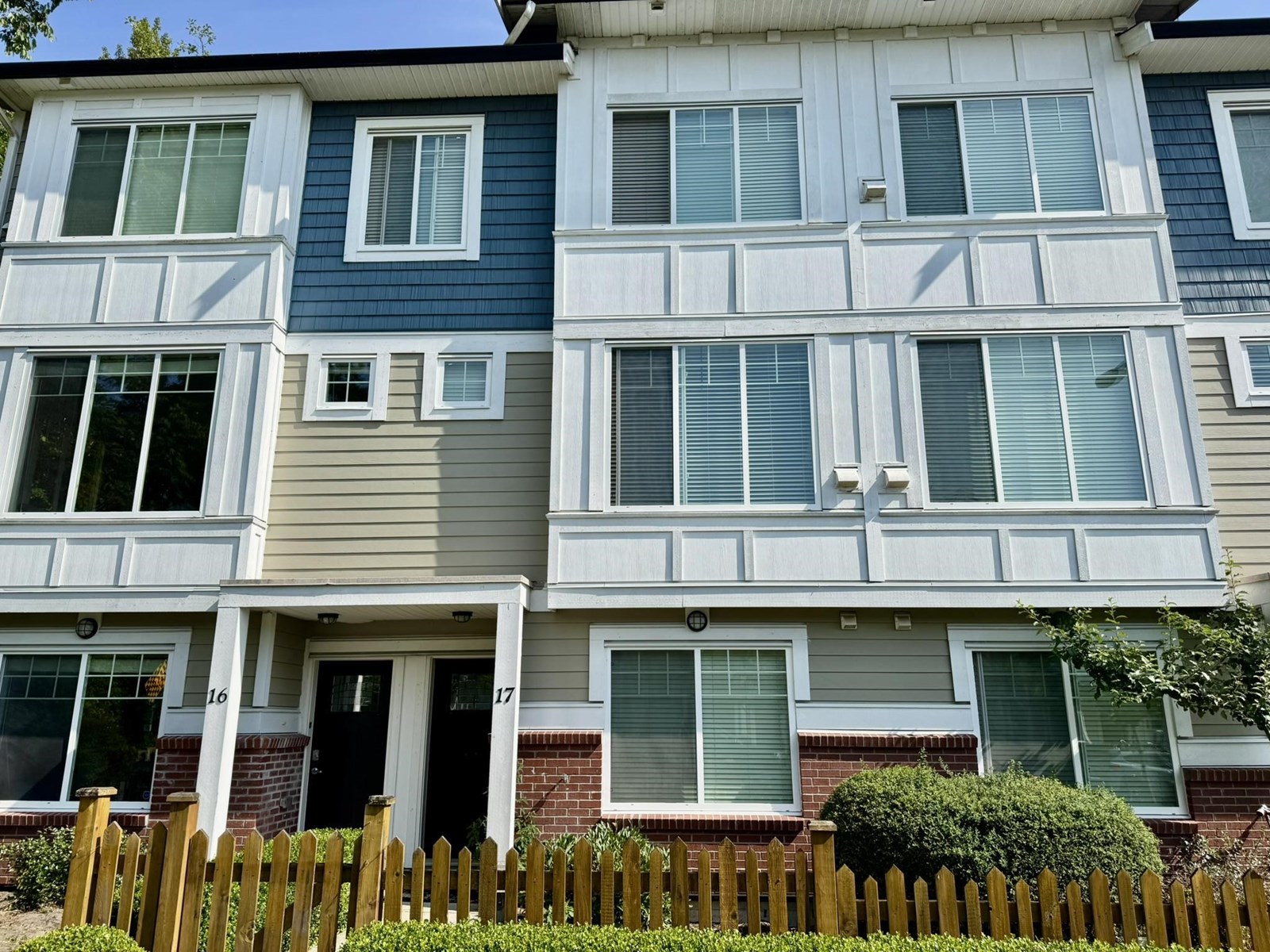 Photo 2 of 17 8747 162 Street, Surrey BC