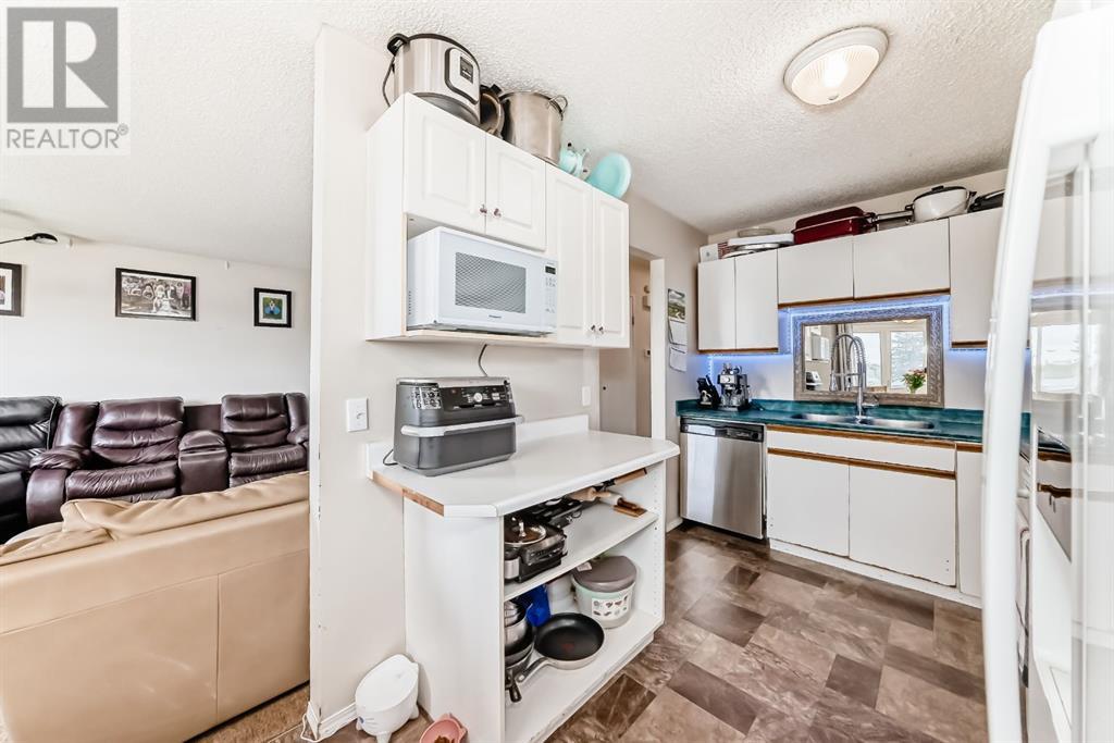 Single Family House Bi-level for Sale in  Pennsburg Way SE Penbrooke Meadows Calgary 