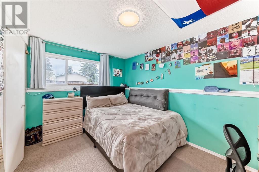 Single Family House Bi-level for Sale in  Pennsburg Way SE Penbrooke Meadows Calgary 