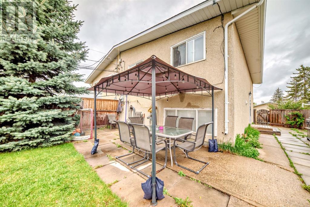 Single Family House Bi-level for Sale in  Pennsburg Way SE Penbrooke Meadows Calgary 