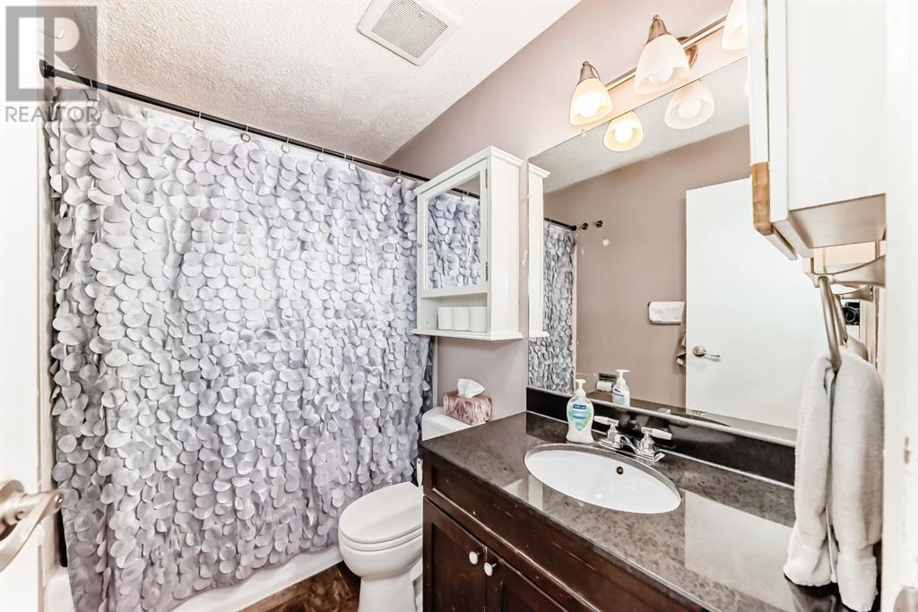 Single Family House Bi-level for Sale in  Pennsburg Way SE Penbrooke Meadows Calgary 
