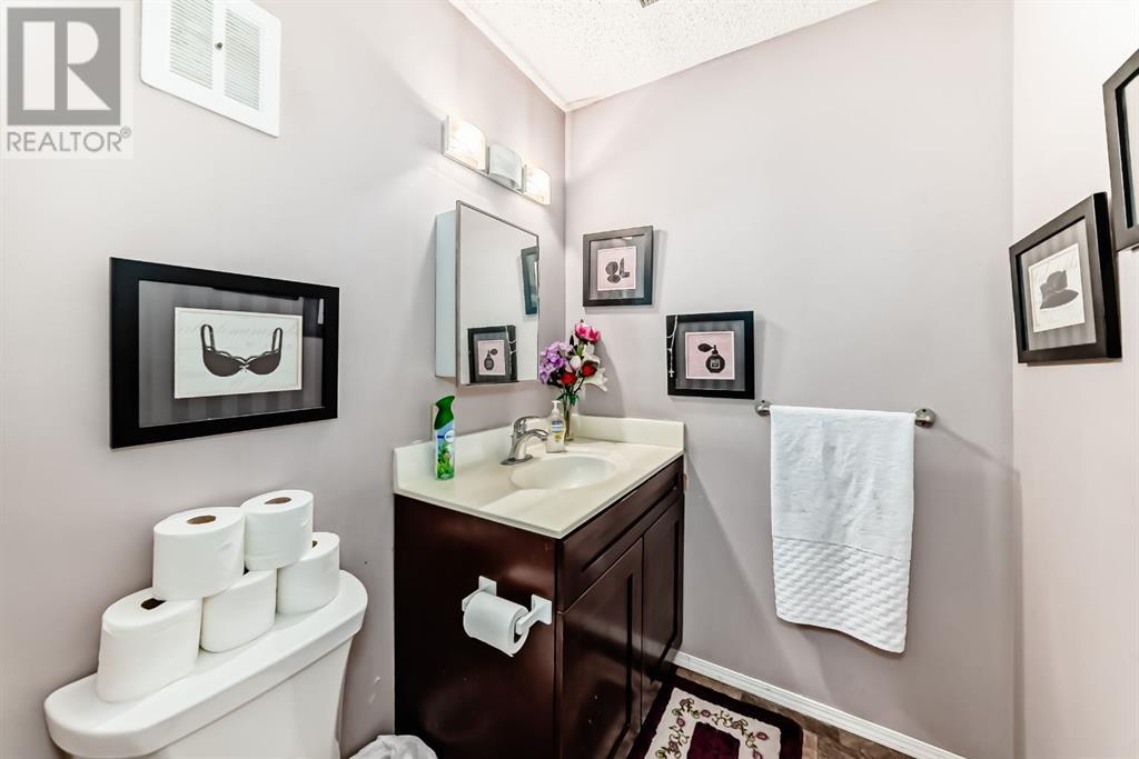 Single Family House Bi-level for Sale in  Pennsburg Way SE Penbrooke Meadows Calgary 