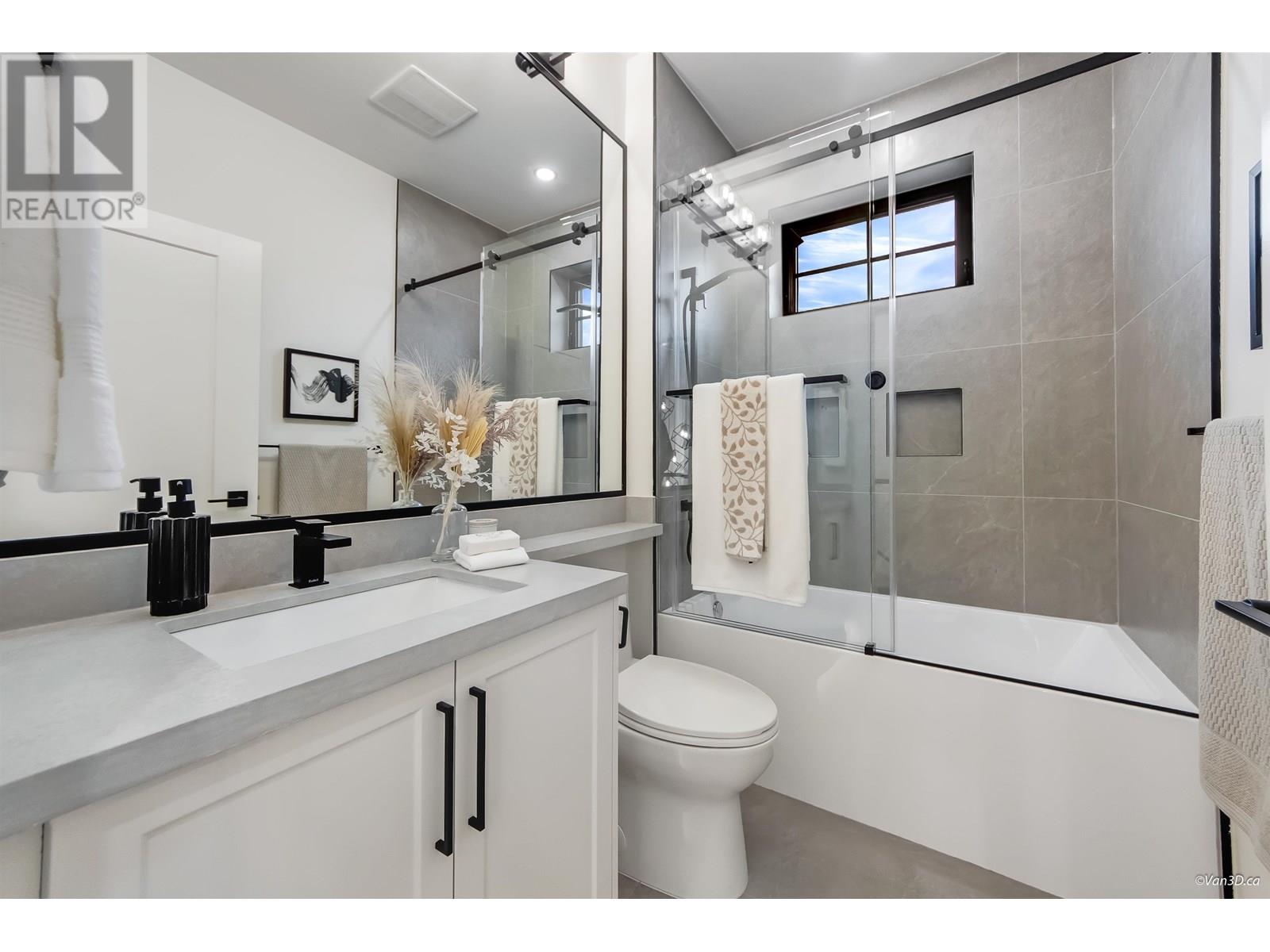 Photo 10 of 1347 E 64th Avenue, Vancouver BC