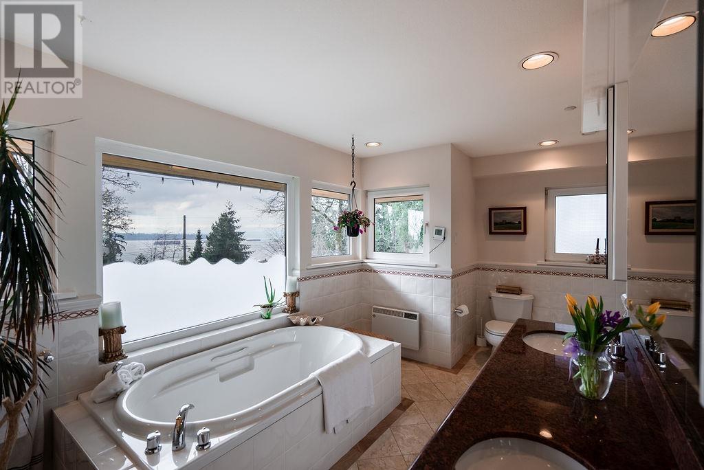 Photo 23 of 2635 Rosebery Avenue, West Vancouver BC