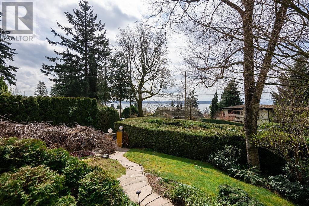 Photo 14 of 2635 Rosebery Avenue, West Vancouver BC