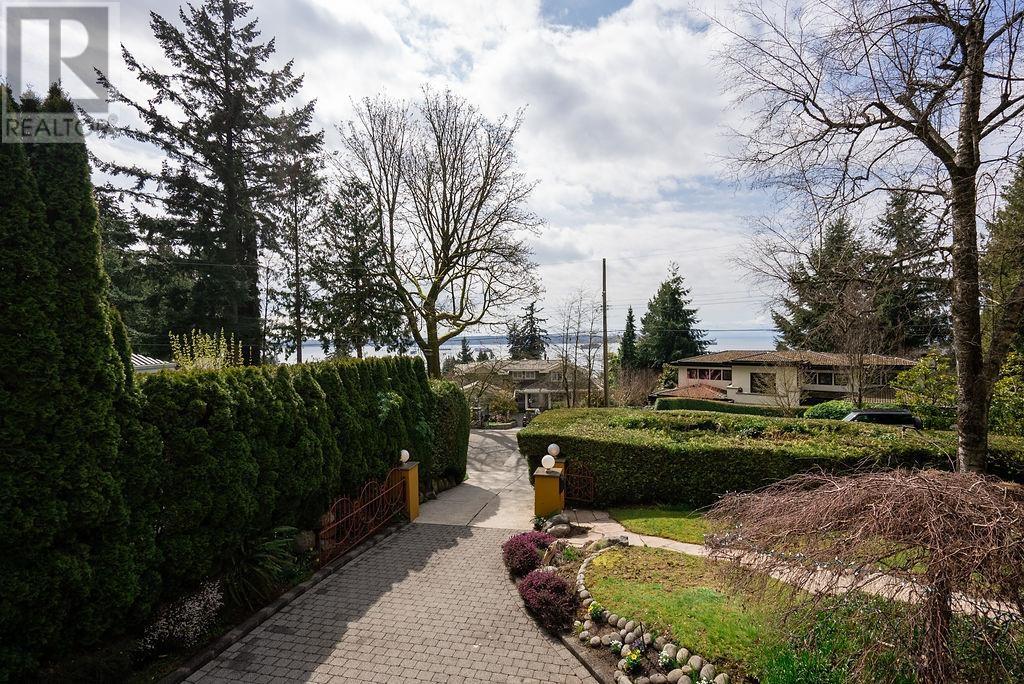 Photo 12 of 2635 Rosebery Avenue, West Vancouver BC