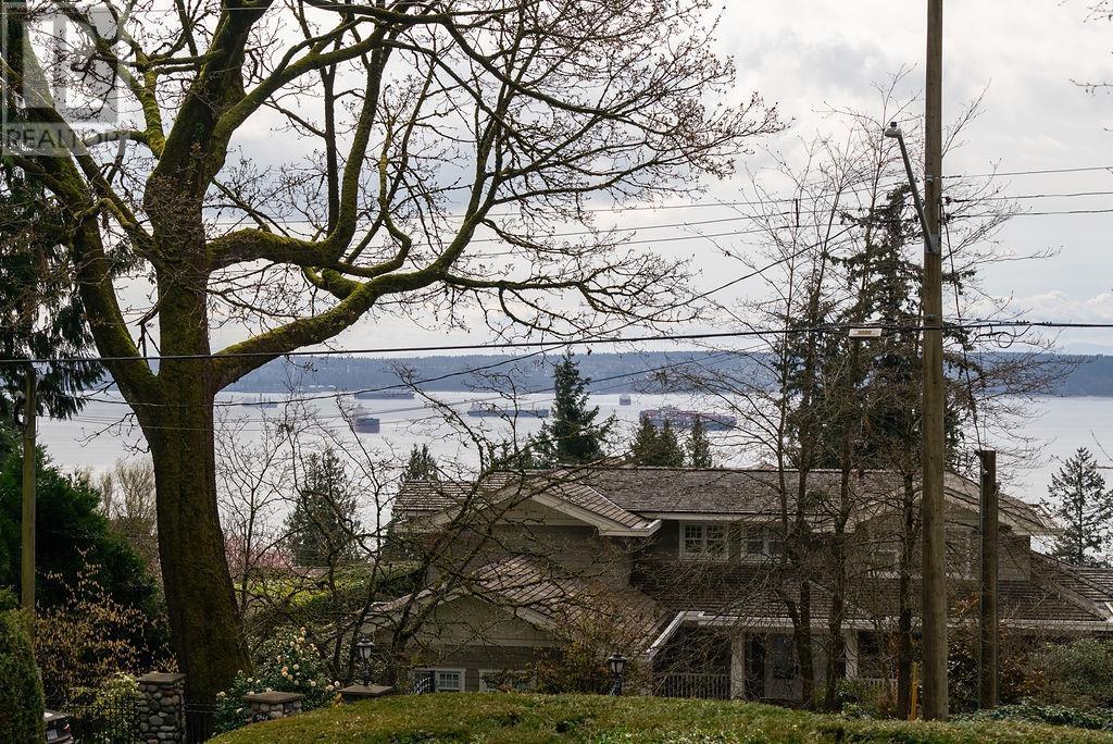Photo 19 of 2635 Rosebery Avenue, West Vancouver BC