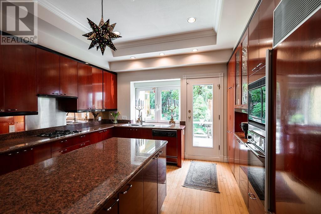 Photo 10 of 2635 Rosebery Avenue, West Vancouver BC
