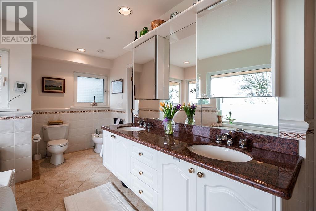 Photo 30 of 2635 Rosebery Avenue, West Vancouver BC