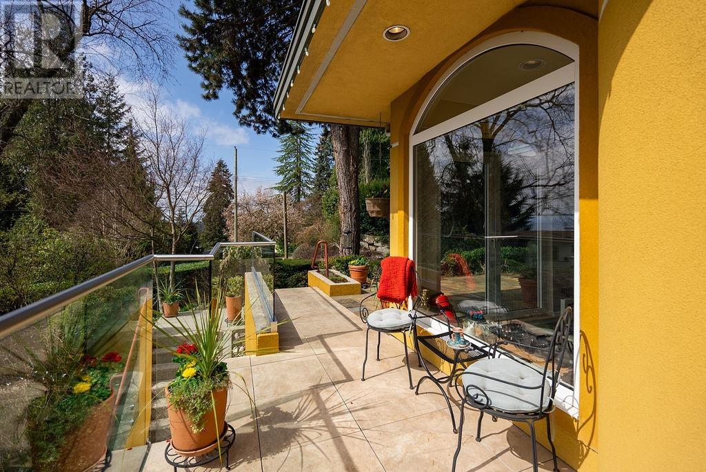 Photo 4 of 2635 Rosebery Avenue, West Vancouver BC