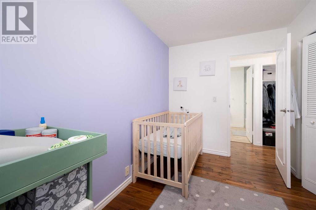 Single Family House Bungalow for Sale in  Woodglen Close SW Woodbine Calgary 