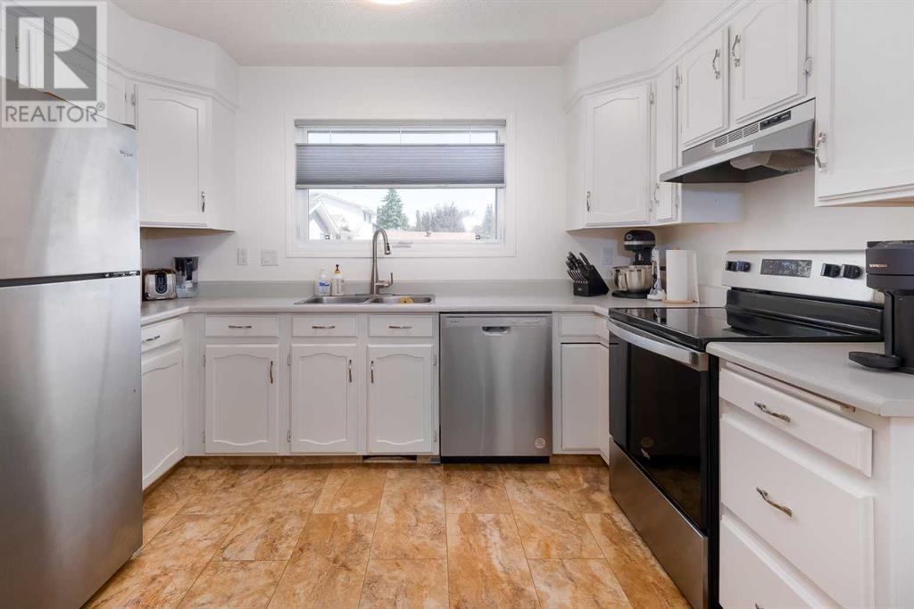 Single Family House Bungalow for Sale in  Woodglen Close SW Woodbine Calgary 