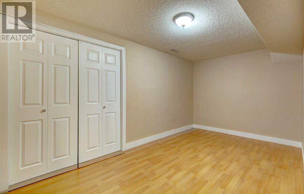 Single Family House for Sale in  Oakmount Way SW Oakridge Calgary 