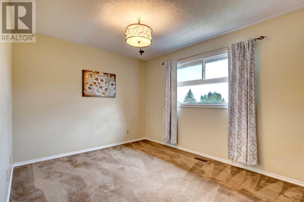 Single Family House for Sale in  Oakmount Way SW Oakridge Calgary 