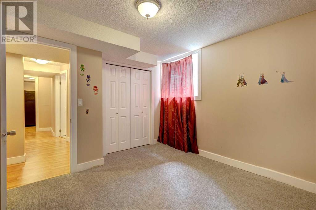 Single Family House for Sale in  Oakmount Way SW Oakridge Calgary 