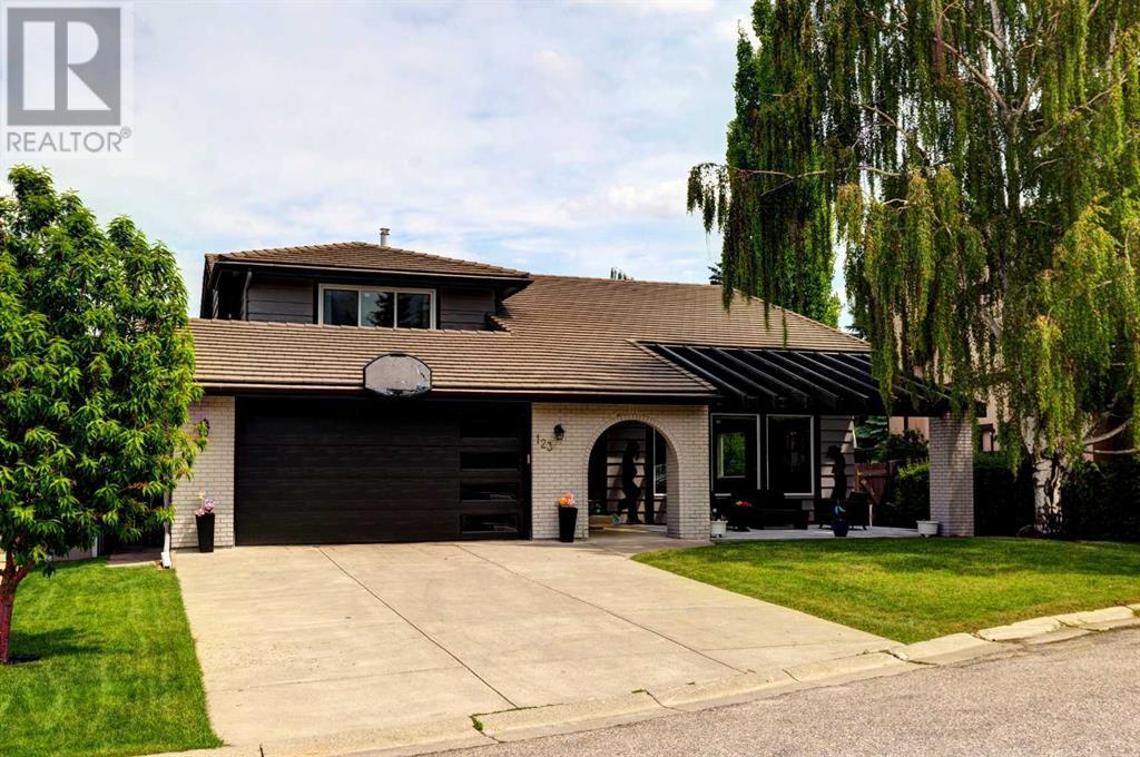 Single Family House for Sale in  Oakmount Way SW Oakridge Calgary 