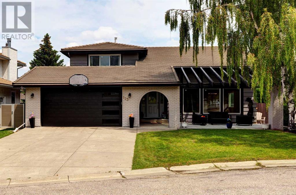 123 Oakmount Way SW, Calgary, Alberta