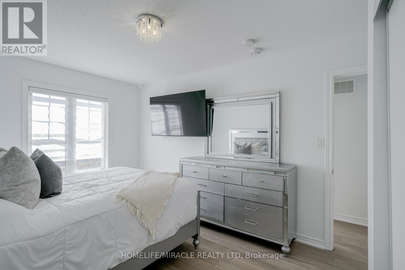 Photo 2 of 69 Sutcliffe Way, New Tecumseth ON