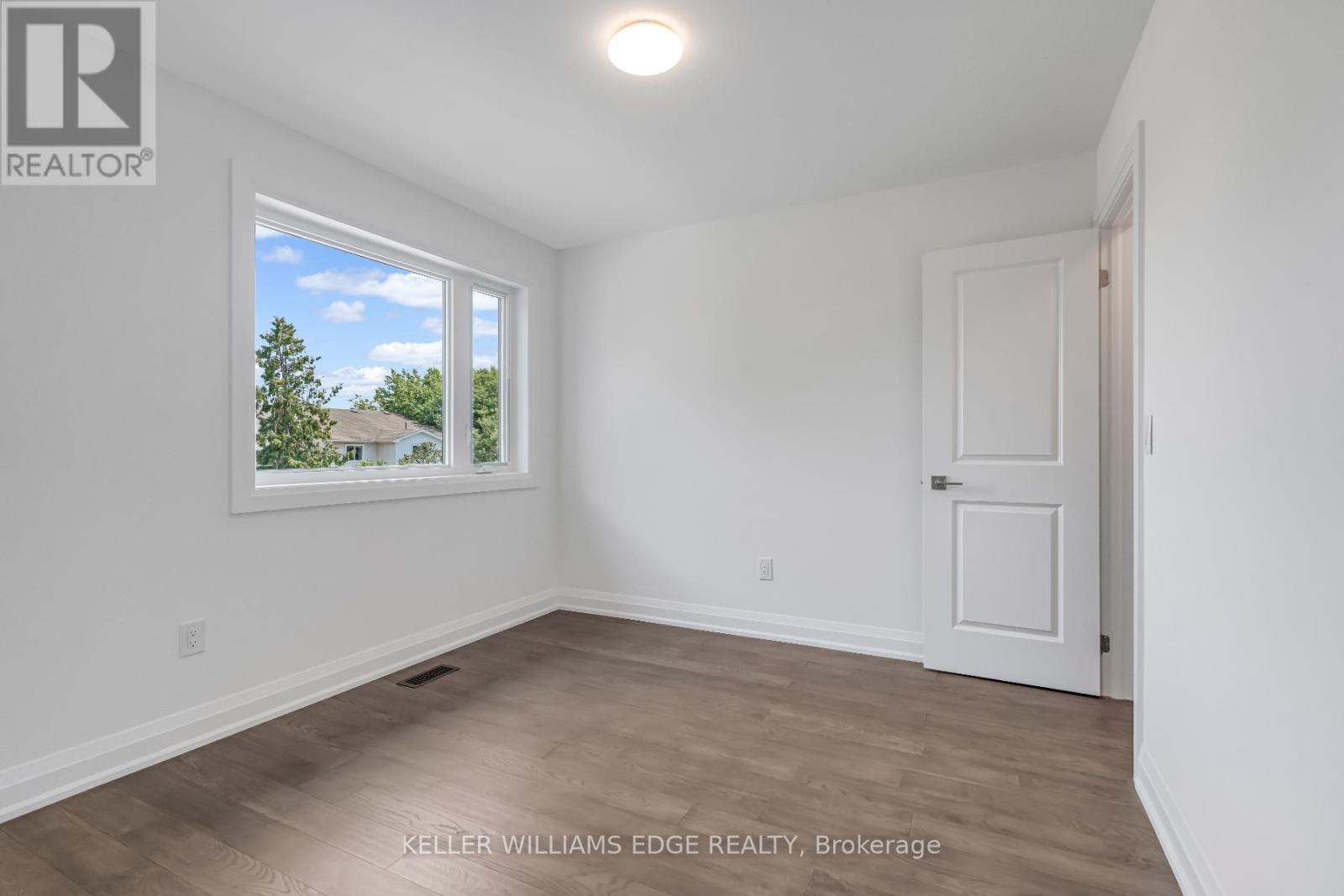Photo 8 of 4 2154 Walkers Line, Burlington ON
