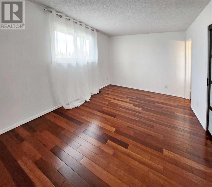Single Family House for Sale in  Woodmont Way SW Woodbine Calgary 