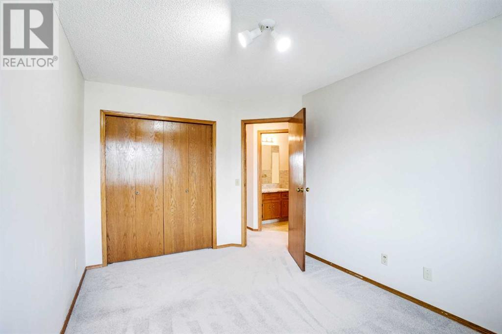 Single Family House for Sale in  Hawkbury Place NW Hawkwood Calgary 