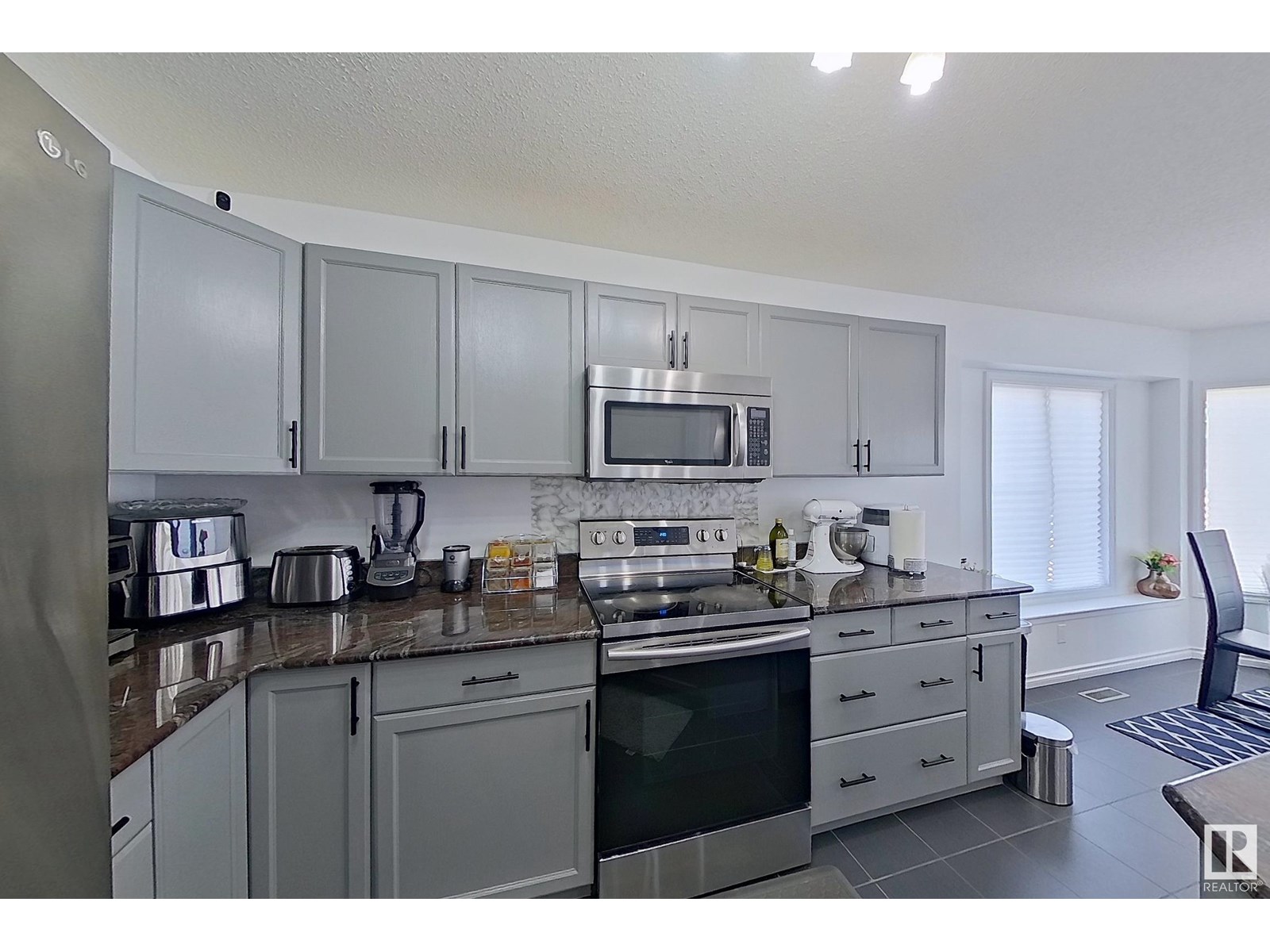 Photo 7 of 1503 63 St Sw, Edmonton AB