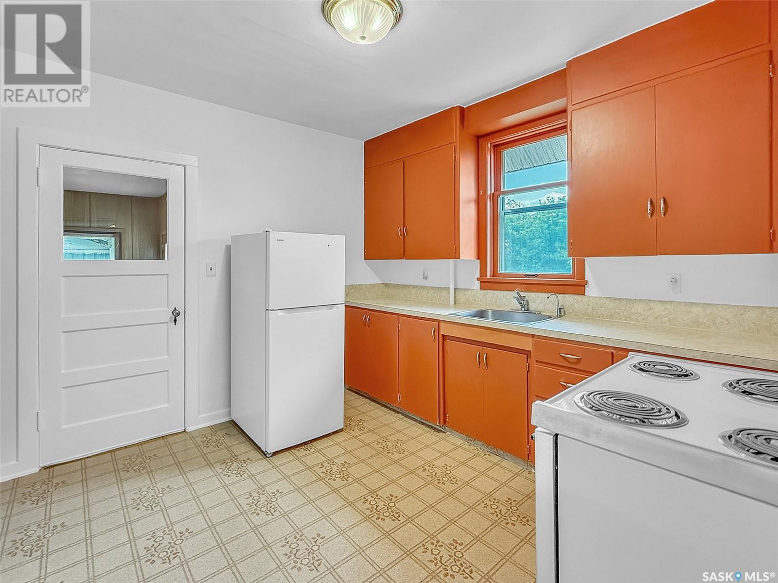 Single Family House 2 Level for Sale in  th AVENUE NW Swift Current 