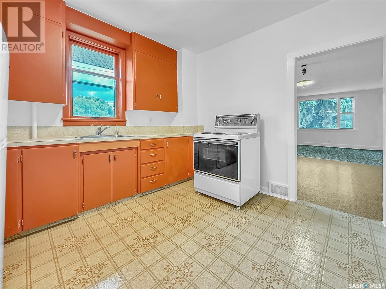 Single Family House 2 Level for Sale in  th AVENUE NW Swift Current 