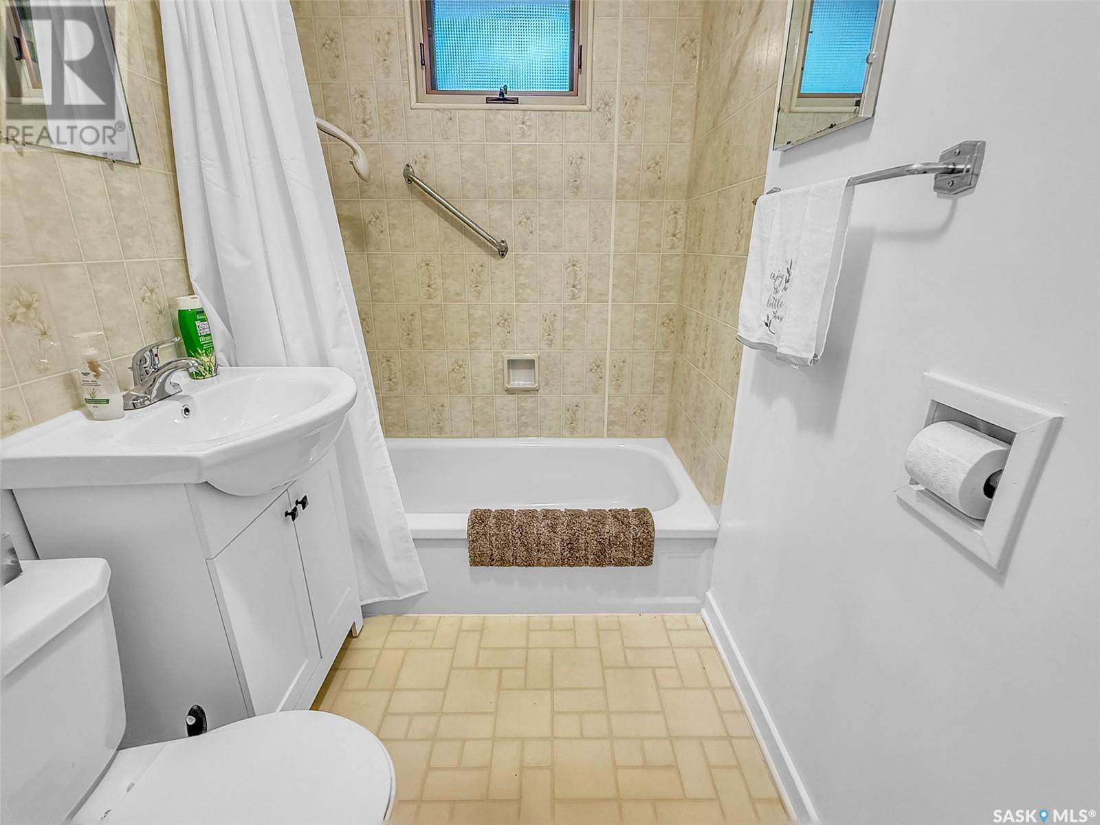 Single Family House 2 Level for Sale in  th AVENUE NW Swift Current 