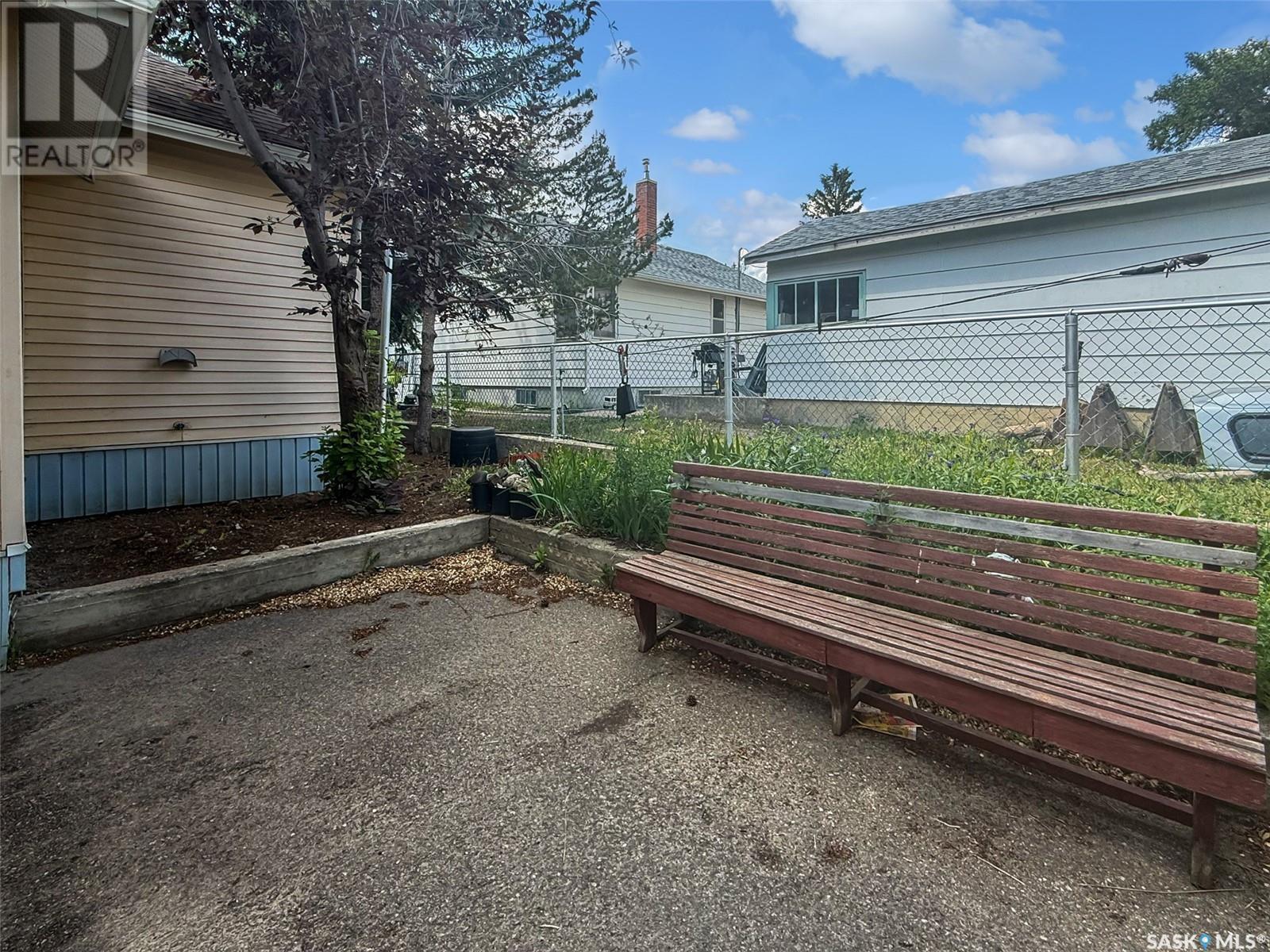 Single Family House 2 Level for Sale in  th AVENUE NW Swift Current 