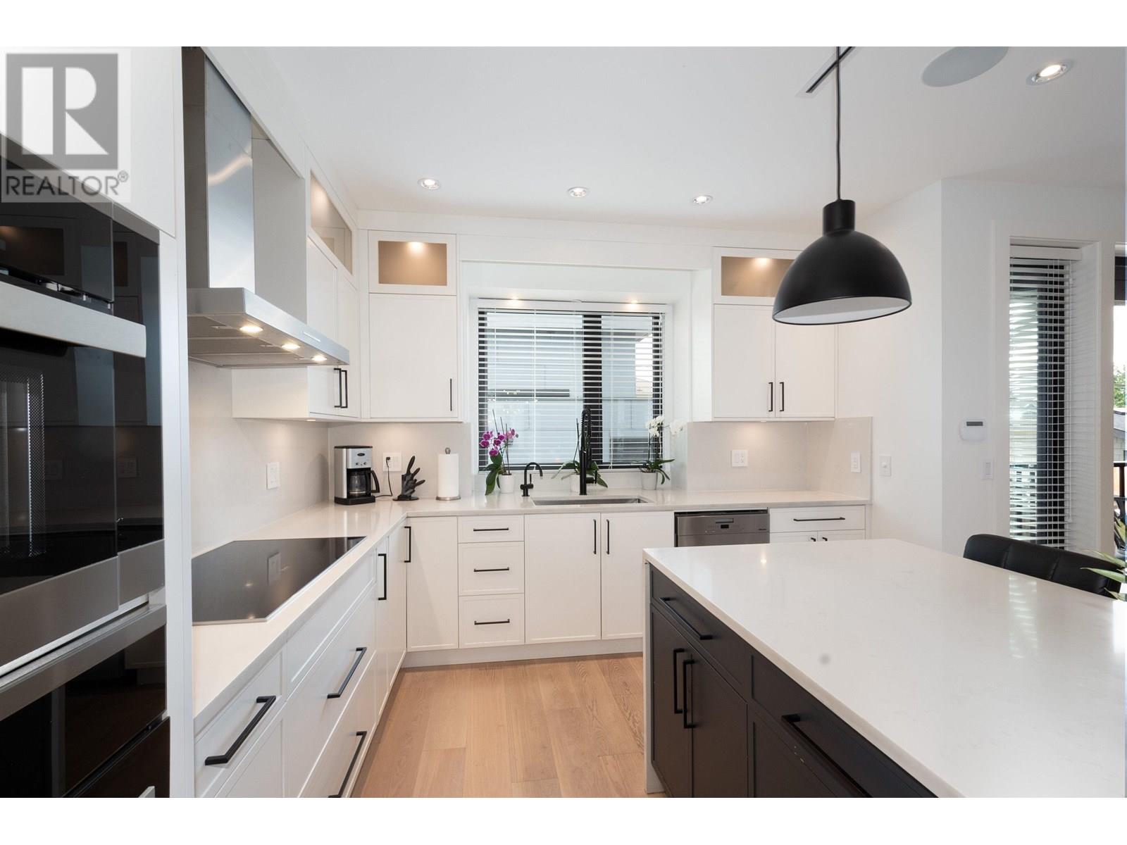 Photo 3 of 2765 E 27th Avenue, Vancouver BC