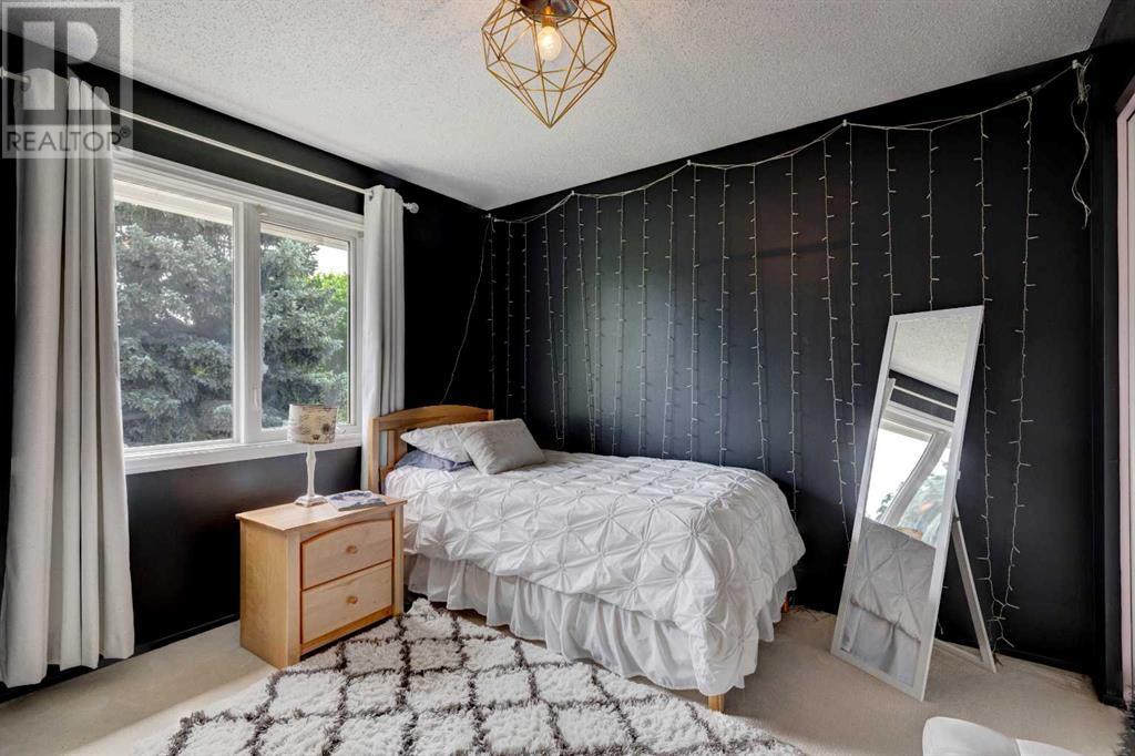 Single Family House for Sale in  Lake Moraine Place SE Lake Bonavista Calgary 