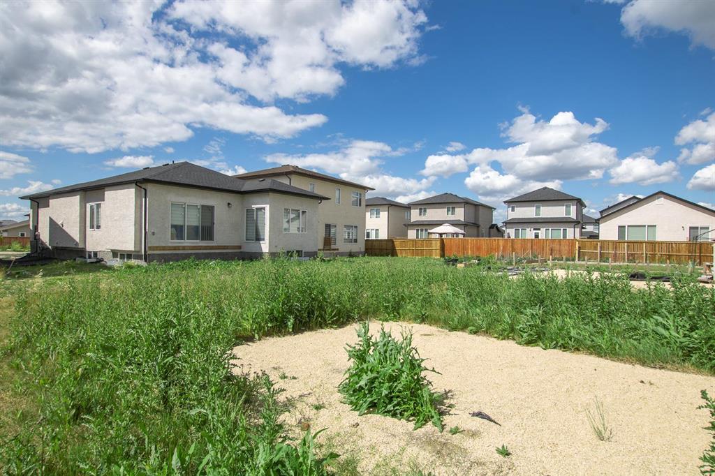 Photo 5 of 74 Hughes Crescent, Winnipeg MB