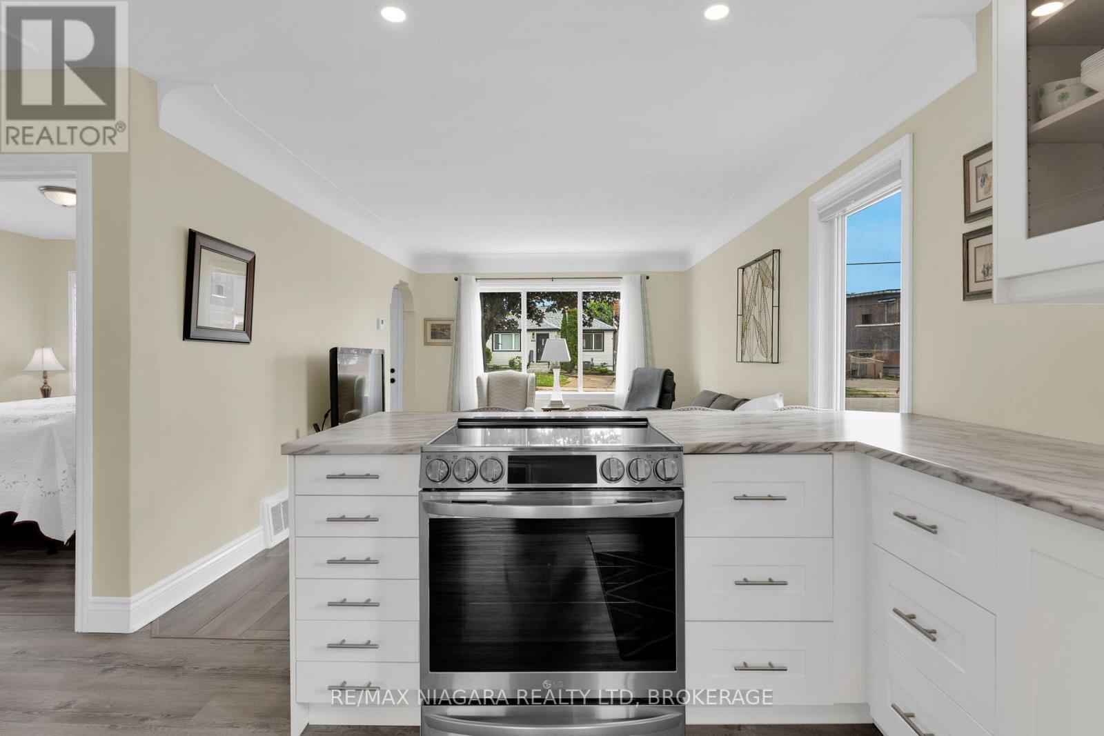 Photo 9 of 6140 Collins Drive, Niagara Falls ON