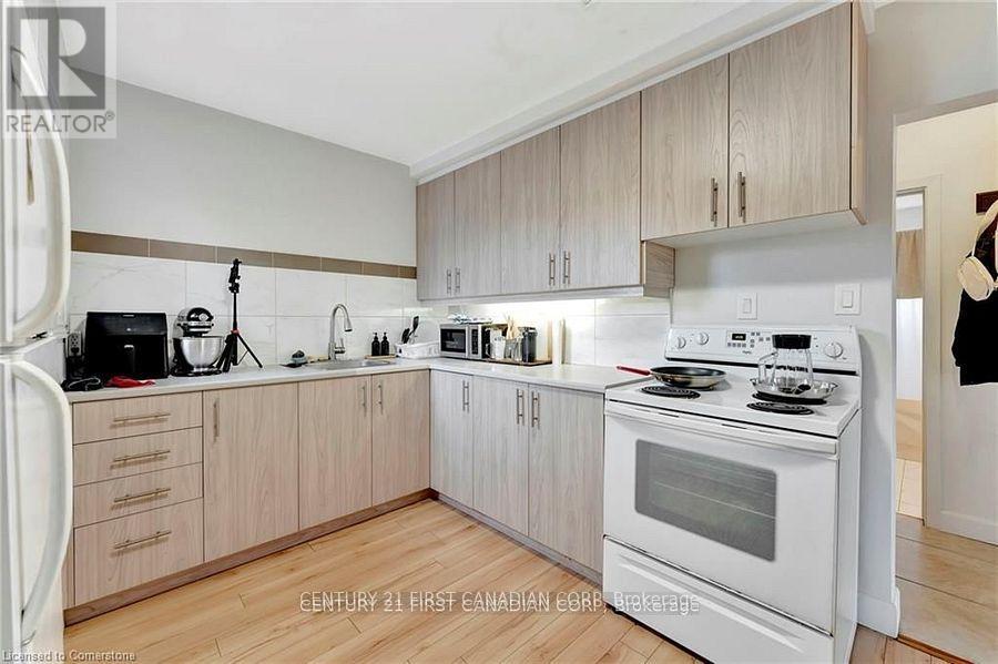 Photo 10 of 82 Albert Street, St Catharines ON