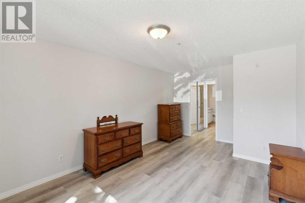 Single Family House for Sale in   Canyon Meadows Drive SE Queensland Calgary 