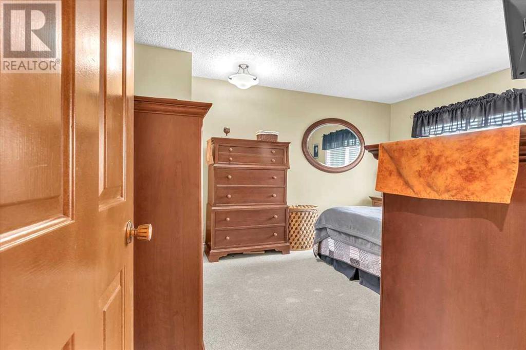 Single Family House for Sale in  Woodfield Close SW Woodbine Calgary 