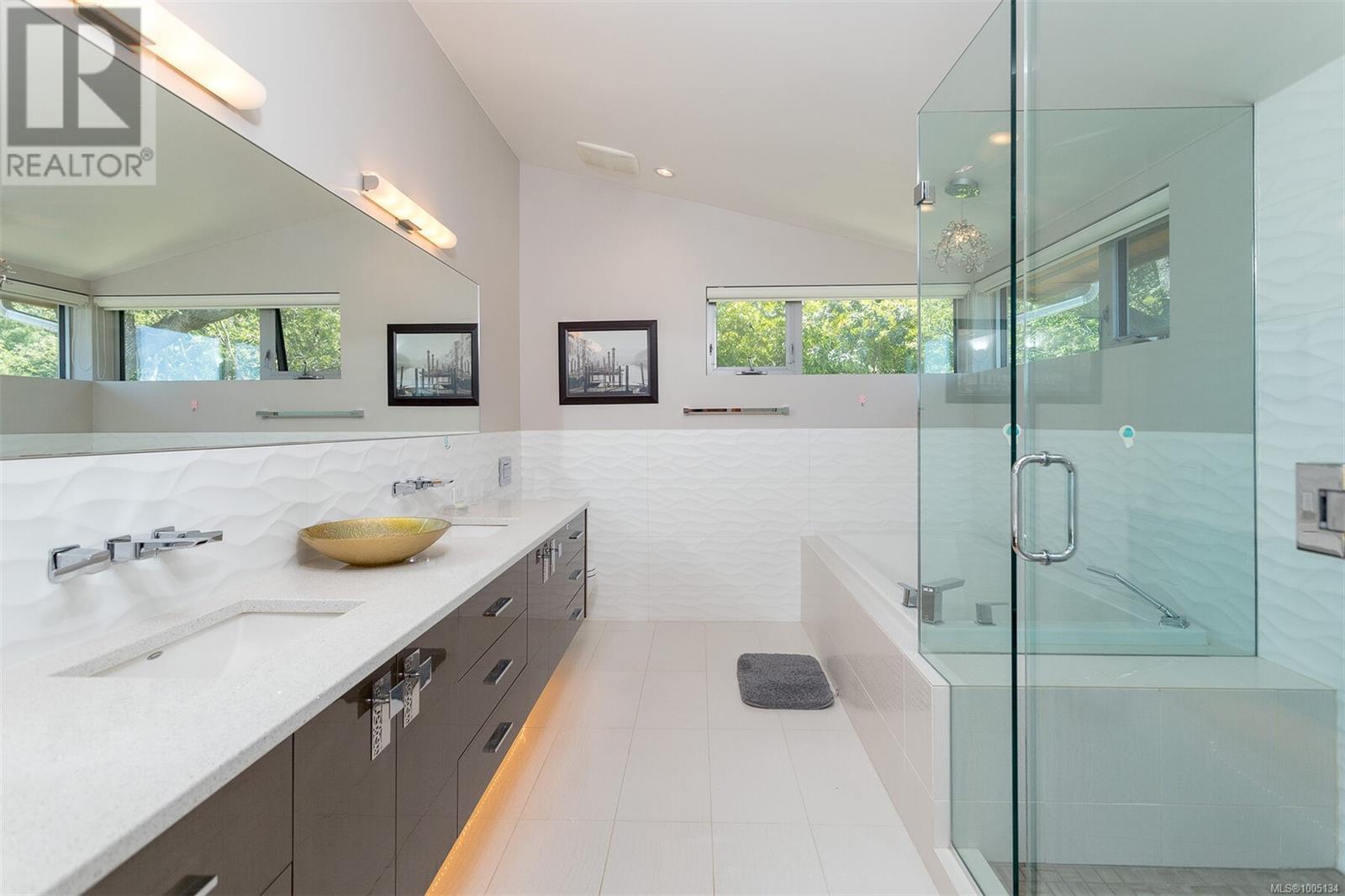 Photo 18 of 2597 Vista Bay Rd, Saanich BC