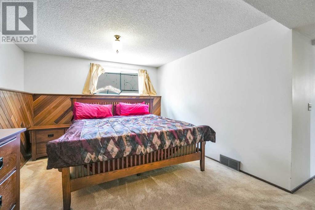 Single Family House 4 Level for Sale in  Templeside Circle NE Temple Calgary 
