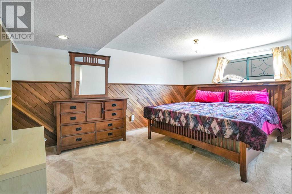 Single Family House 4 Level for Sale in  Templeside Circle NE Temple Calgary 