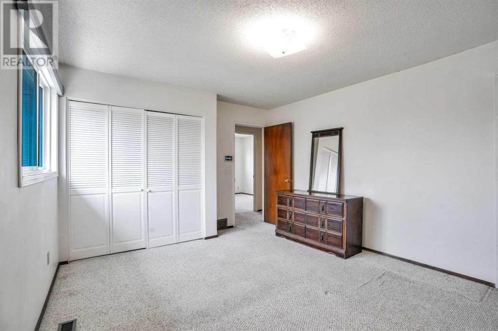 Single Family House 4 Level for Sale in  Templeside Circle NE Temple Calgary 