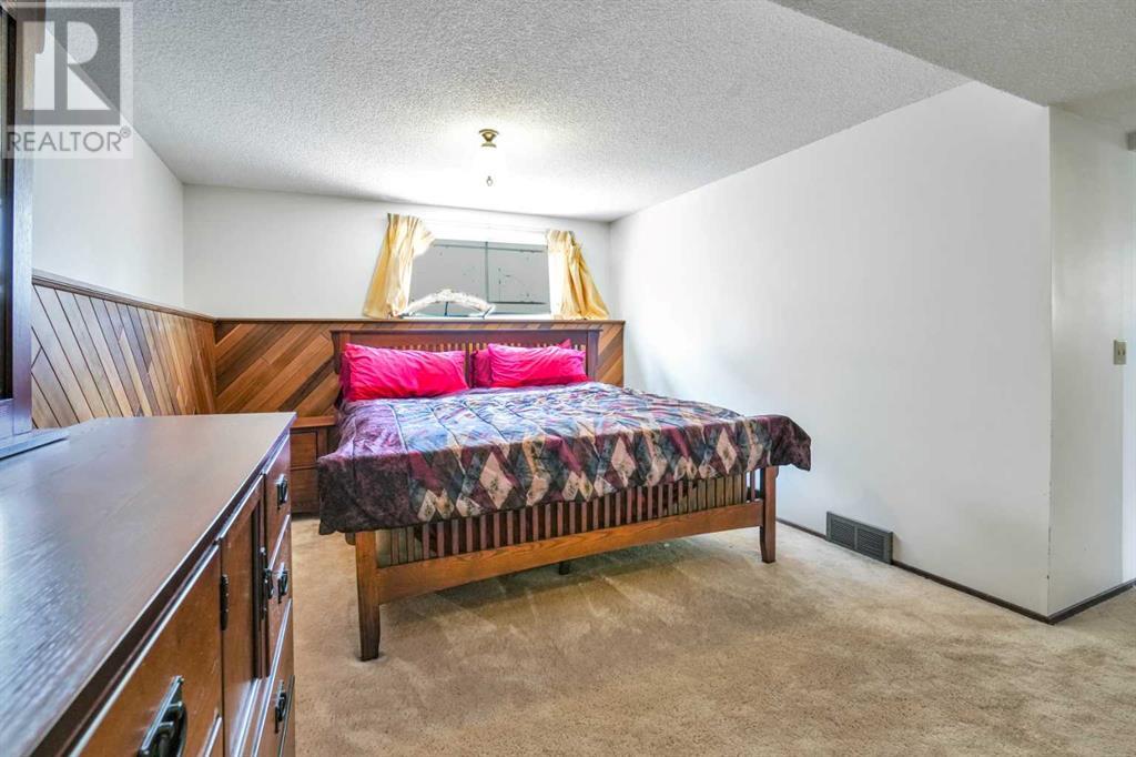 Single Family House 4 Level for Sale in  Templeside Circle NE Temple Calgary 