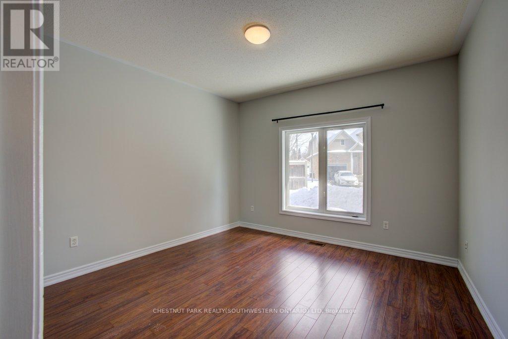 Photo 21 of 27 19 Niagara Drive, Oshawa ON